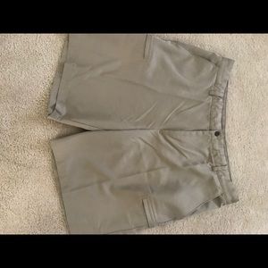 Men’s IZod golf shorts